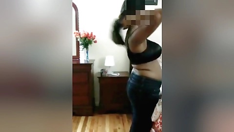 Indian hottie changes dress with her boyfriend in bed