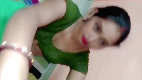 Brunette brunette woman gets a blow job in amateur video