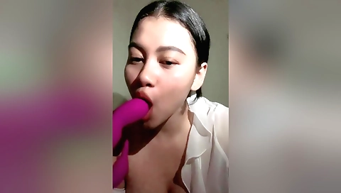 Sexy brunette has sex with her boyfriend's dick in her pussy