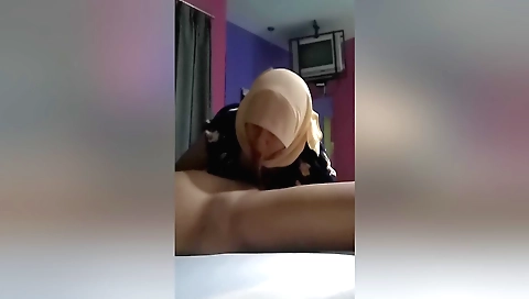 Indian lassie rides off a guy in a hot amateur video