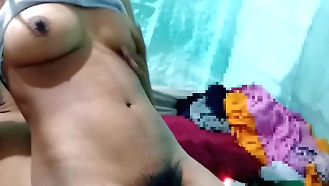 Amateur babe shows her hairy pussy on webcam video
