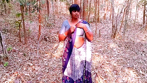 Amateur big booty indian girl fucks a big dong outdoors