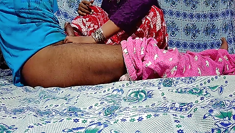 Indian brunette babe gets a handjob on a jungle path