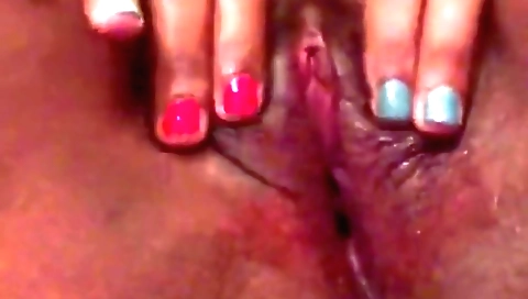 Indian desi girl fucks herself in amateur porn video