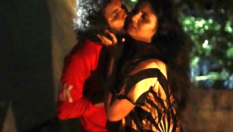 Indian brunette gets her boyfriend's cock in the outdoors