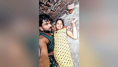 Indian teen gives blowjob in amateur home porn video