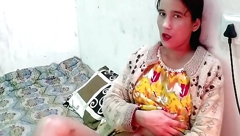 Indian solo female video showing her enjoying hot sex