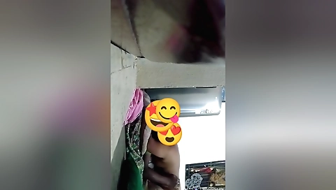 Indian chick shows her tight pussy and body in hd vid