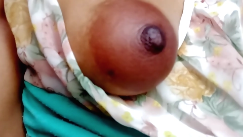 Indian solo housewife masturbates and gets penetrated