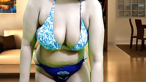 Indian hottie in her hijab shows off her tight body