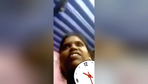 Bhabhi shows her sexy body and fingering in amateur video