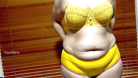 Indian wife in sexy bra change shows off her tits and ass
