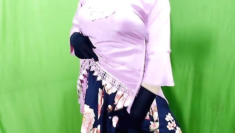 Indian hot girl in various poses and a very clear audio