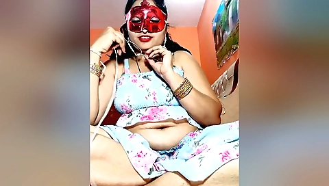 Sexy Indian milf shows her sexy boobs in a solo video