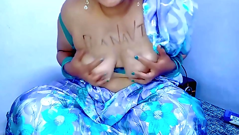 Big booty babe with sexy clothes in a solo video 2