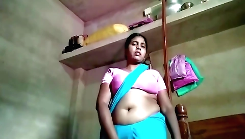Indian girl in an amateur video is showing off her body