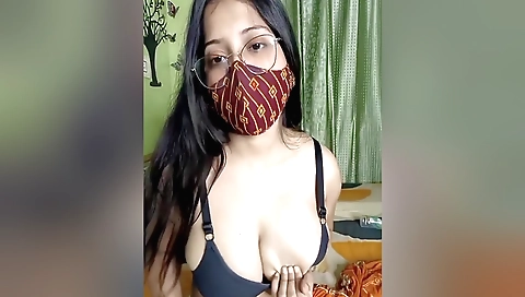 Lisa bhabhi shows her tits and pussy in amateur porn video