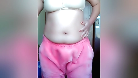 Solo female masturbates her juicy body in the bedroom