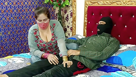 Indian pornstar gets fucked in her sexy cunt in an amateur movie