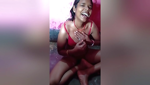 Indian milf gets her pussy penetrated in the shower