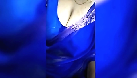 Indian amateur beauty showing off her tits in a solo video