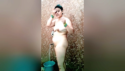 Indian pornstar in amateur movie filmed in bathroom