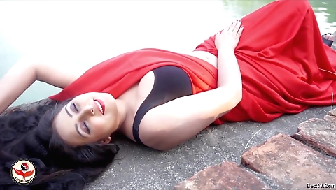 Indian babe enjoys the outdoors and enjoys it a lot