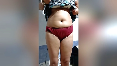 Hot indian chick showing her sexy pussy in a hd vid