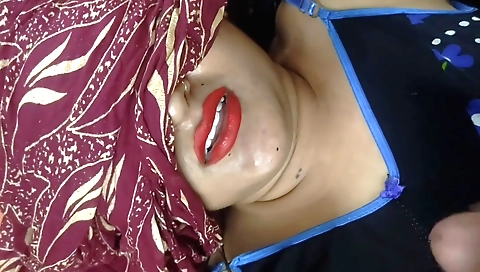Indian beauty gets fucked in her mouth by a big spoon