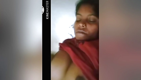 Indian bhabhi with small body shows off her boobs and body