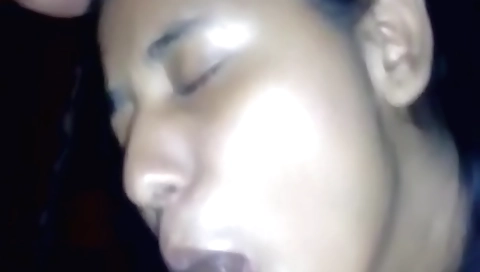 Indian babe gets a facial in her mouth in amateur video