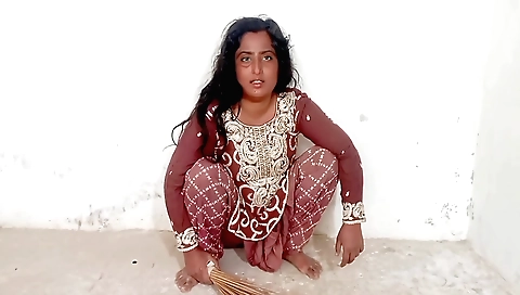 Indian brunette babe enjoys a dick inside her mouth