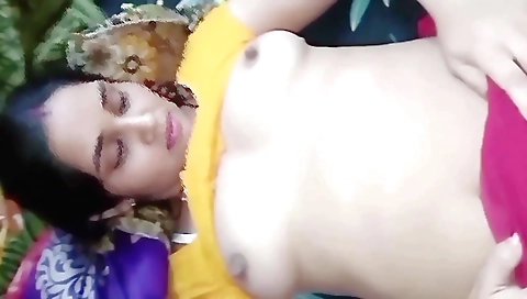 Indian village girl with a sexy face fucked by a boyfriend