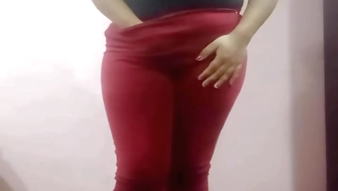Indian babe masturbating on a couch in amateur solo clip