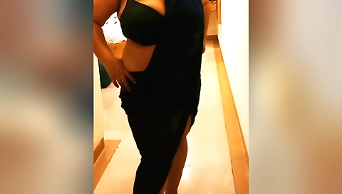 Indian hottie with a sexy body shows her body in webcams