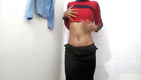 Solo naked pretty one shows her body in this video