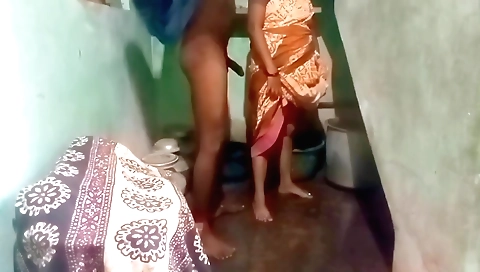 Pornvideo with amateur brunette who masturbates in her bathroom