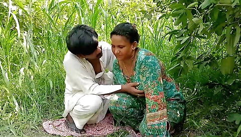 Indian amateur beauty gets fucked in the outdoor field